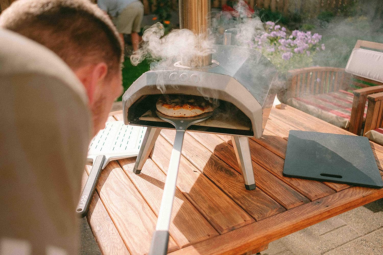 Ooni Pelle à pizza en métal léger à long manche  BBQ ELEGANT expert en  barbecue, service à domicile, installation grill, foyer, patio